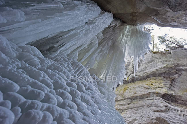 Frozen waterfall at maligne canyon — Stock Photo