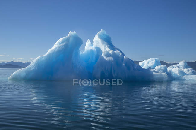 Iceberg brilla al final de la tarde - foto de stock