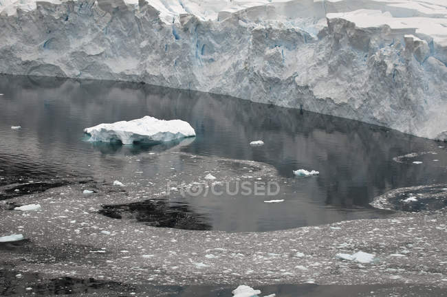 Айсберг плывет вдоль береговой линии — стоковое фото