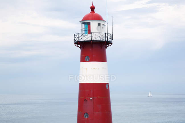 Rot-weißer Leuchtturm — Stockfoto