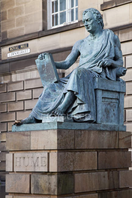 Estátua de Hume durante o dia — Fotografia de Stock