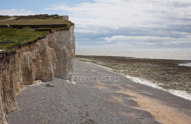 Крейдяний скелею і пляж — стокове фото