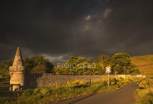 Route sous les nuages de tempête sombre — Photo de stock