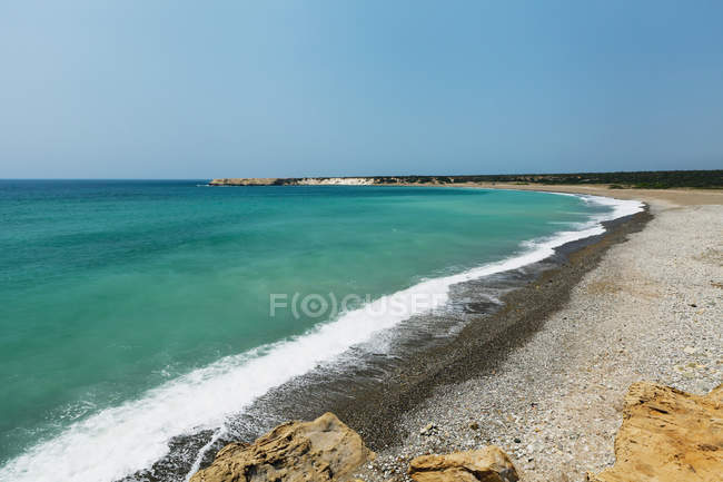 Agua de mar turquesa llegando a la orilla - foto de stock