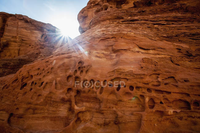 Rayos de sol brillando en los patrones de erosión - foto de stock