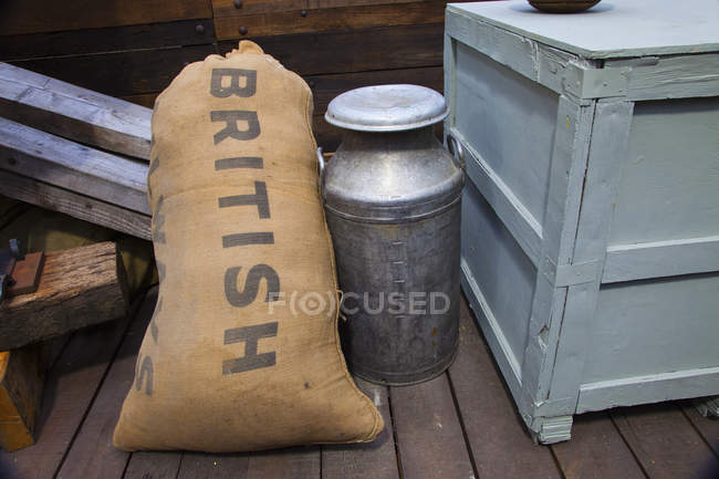 Bolsa de arpillera marrón etiquetada británica - foto de stock