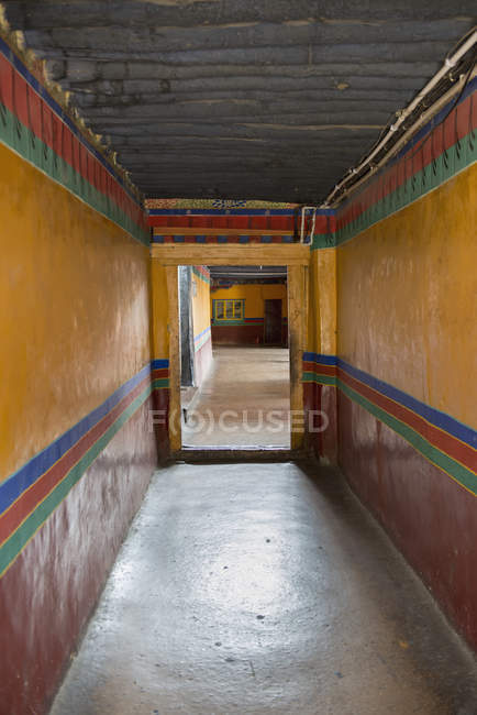 Stripes painted down the walls of temple — Stock Photo