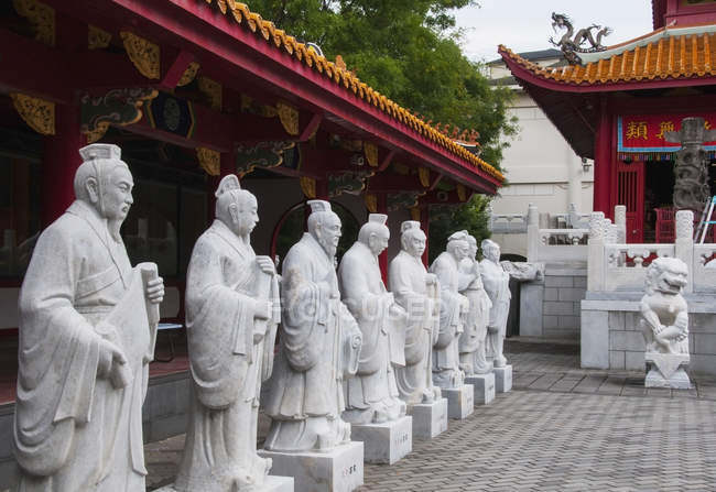 Konfuzius-Statuen an einem Schrein — Stockfoto