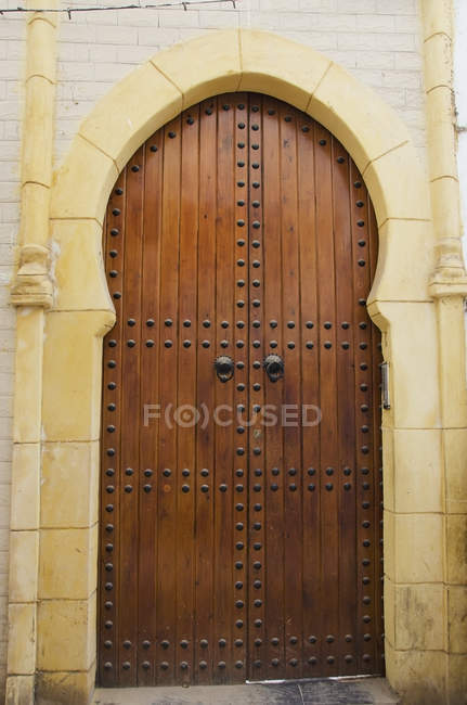 Porta in legno decorato — Foto stock