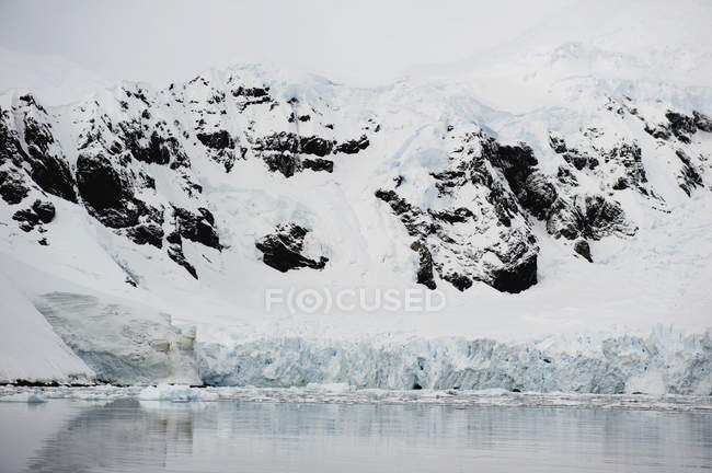 Montanhas e geleiras refletidas na água — Fotografia de Stock