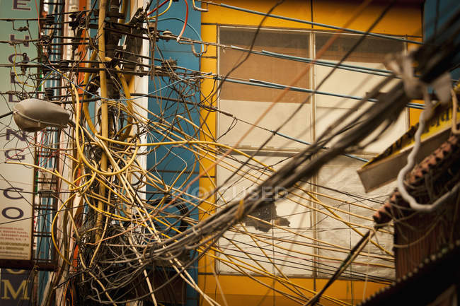Tangle de cables y cables - foto de stock