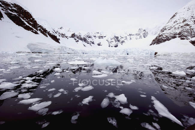 Montagne e ghiacciai riflessi nell'acqua — Foto stock