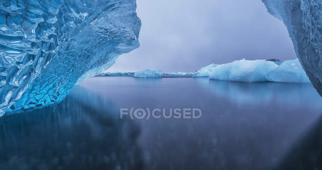 Айсберги отражаются в воде — стоковое фото