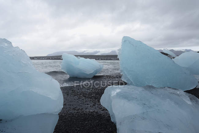 Ледниковая лагуна в воде моря — стоковое фото