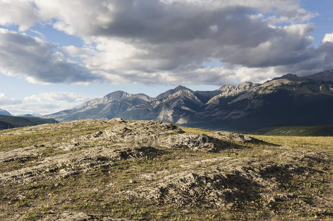 Montañas rocosas canadienses - foto de stock