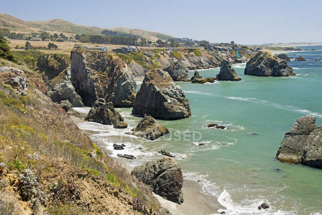 Скельні утворення вздовж узбережжя Каліфорнії — стокове фото