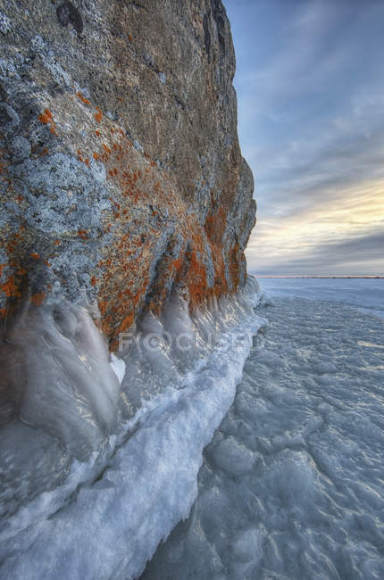 Grand lichen couvert de roche — Photo de stock