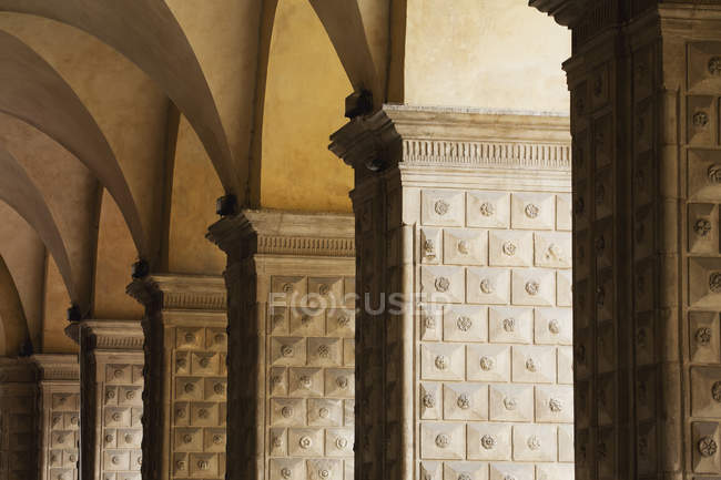 Rangée de colonnades voûtées — Photo de stock
