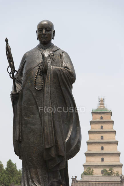Statue of buddha with a tiered tower — Stock Photo