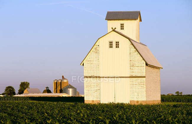 Ancienne grange blanche — Photo de stock
