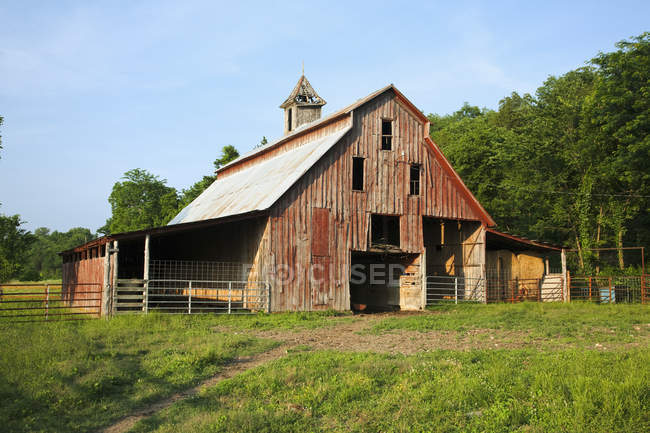 Velho celeiro de madeira vermelho — Fotografia de Stock