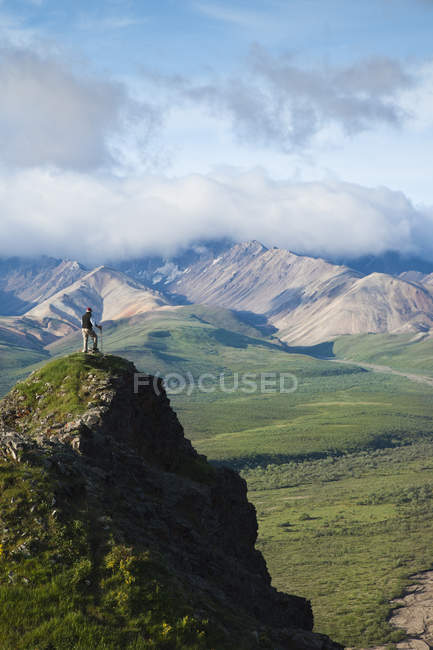 Чоловік стоїть на скелі — стокове фото