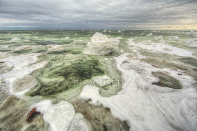 Green ice filled water of hudsons bay — Stock Photo