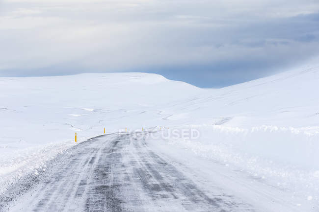 Шосе крізь сніг — стокове фото