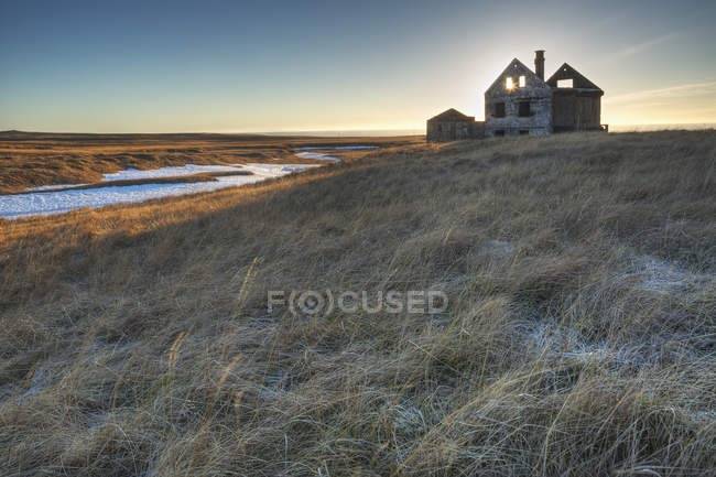 Брошенный дом на поле — стоковое фото