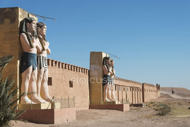 Statues of Egyptian male figures — Stock Photo