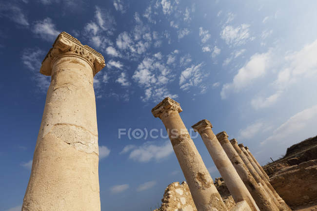 Colunas antigas em linha — Fotografia de Stock