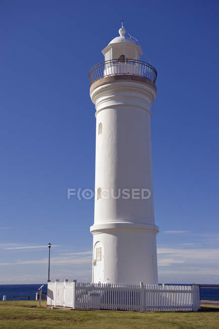Білий маяк на тлі блакитного неба — стокове фото
