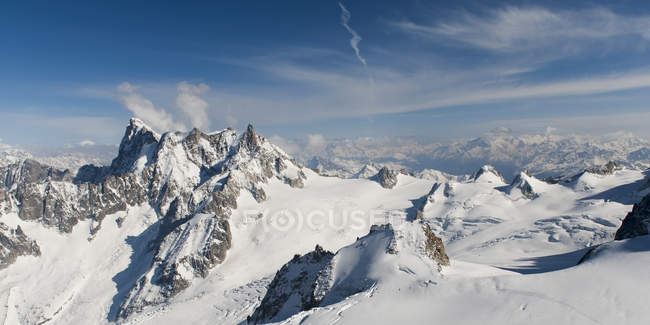 Сніговий покритий гірський хребет — стокове фото