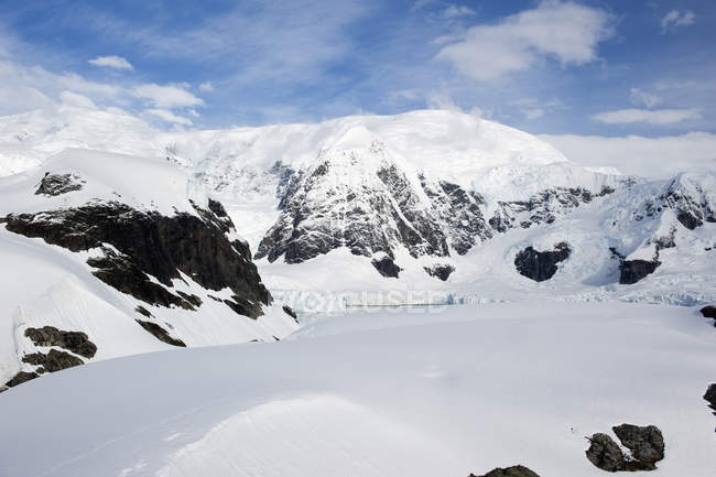 Льодовики на замерзлому пейзажі — стокове фото
