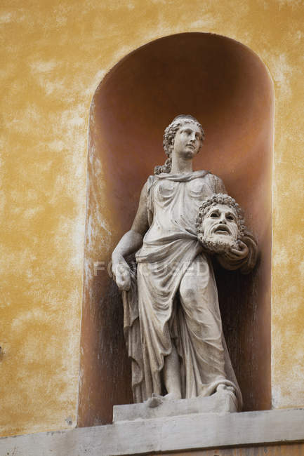 Statue on a building framed in an arch — Stock Photo