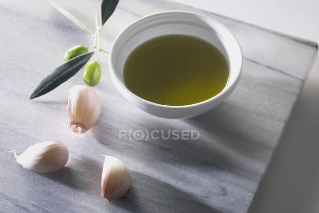 Оливковое масло и чеснок — стоковое фото