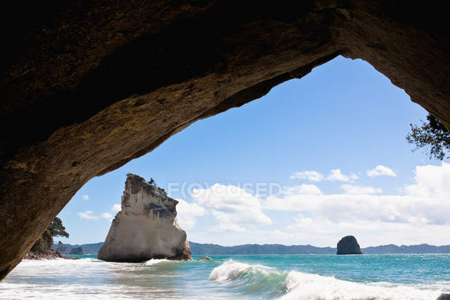 Natural rock arch and rock formations — Stock Photo