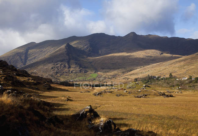 Kerry mountains im schwarzen tal in der nähe von killarney — Stockfoto