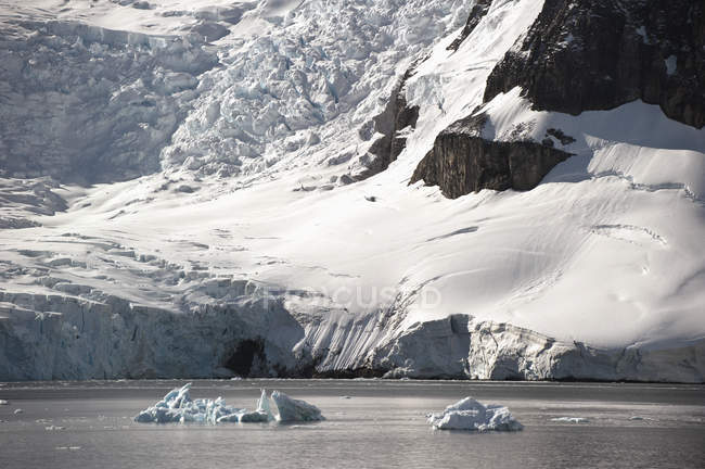 Snow icebergs and glaciers along coastline — Stock Photo
