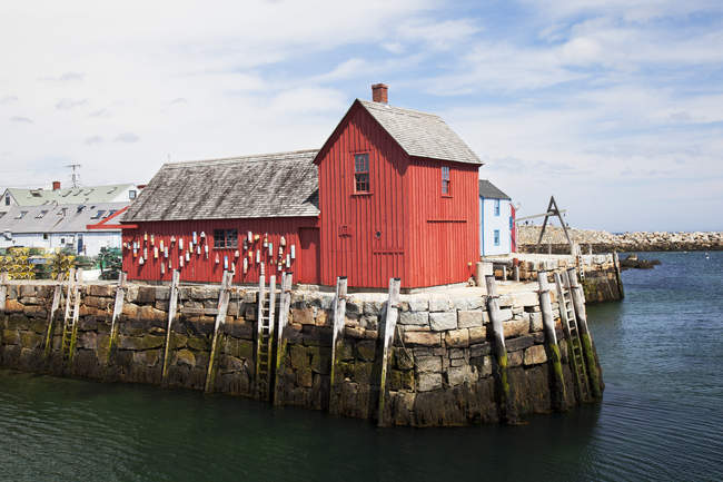 Rotes Gebäude auf Seebrücke — Stockfoto