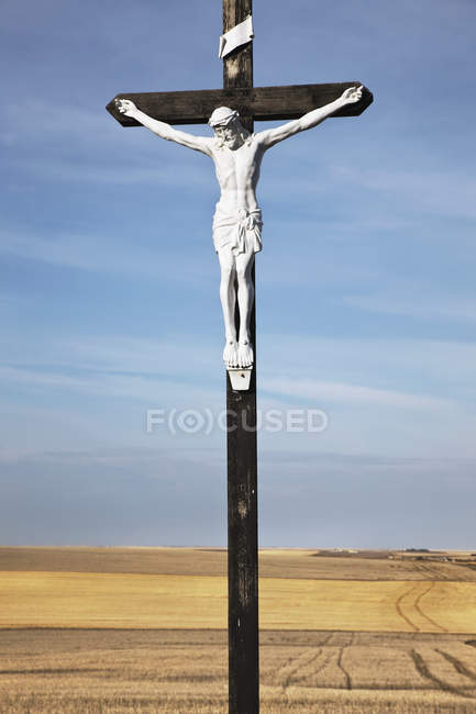 Crucifixo e campo de exploração — Fotografia de Stock