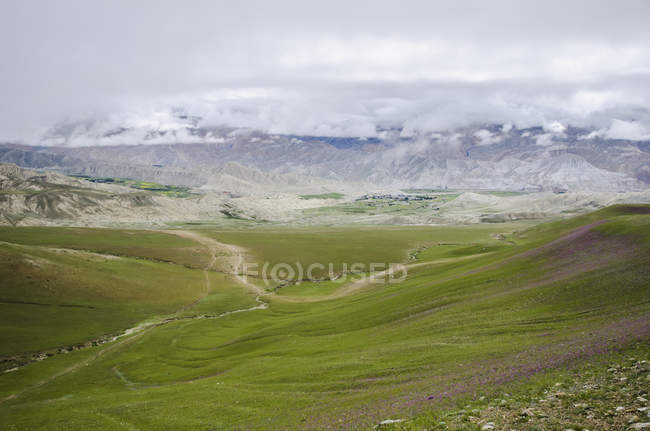 Pastures near capital of upper mustang region — Stock Photo