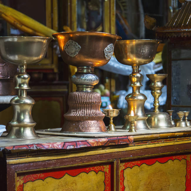 Récipients en bronze sur la table, Lhassa — Photo de stock