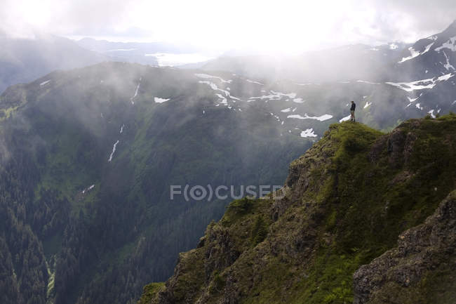 Escursionista in piedi sulla cima — Foto stock