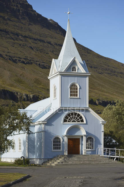 Blaue Kirche von seydisfjordur — Stockfoto