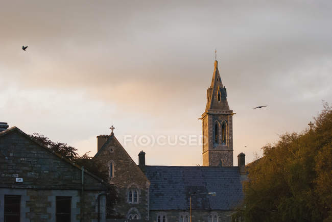 Дзвіниця церкви на заході сонця — стокове фото