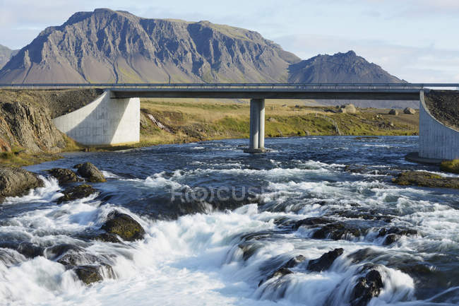 Brücke auf Autobahn über Fluss — Stockfoto