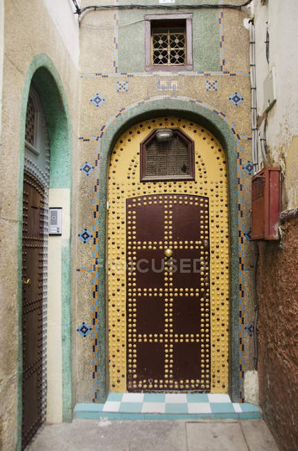 Уникально оформленная дверь — стоковое фото
