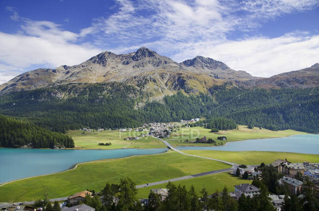 Lake silvaplana and town with mountains — Stock Photo