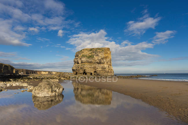 Formazione rocciosa lungo la costa — Foto stock